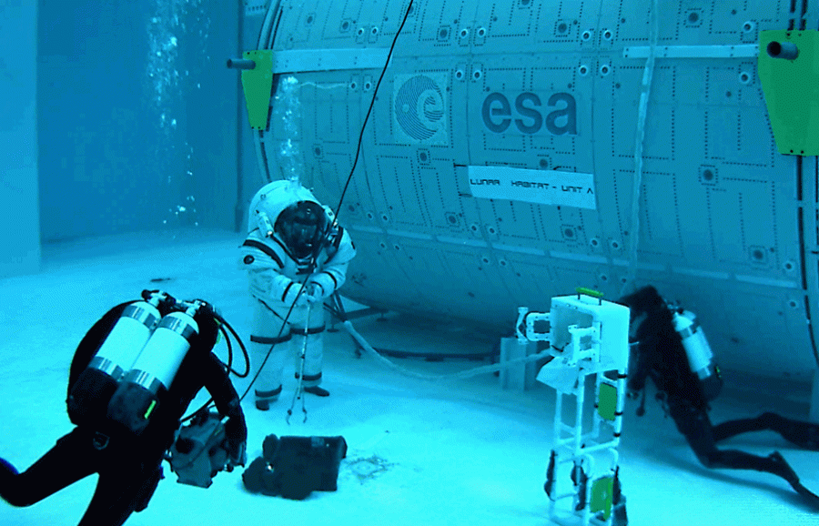 Underwater lunar EVA simulation