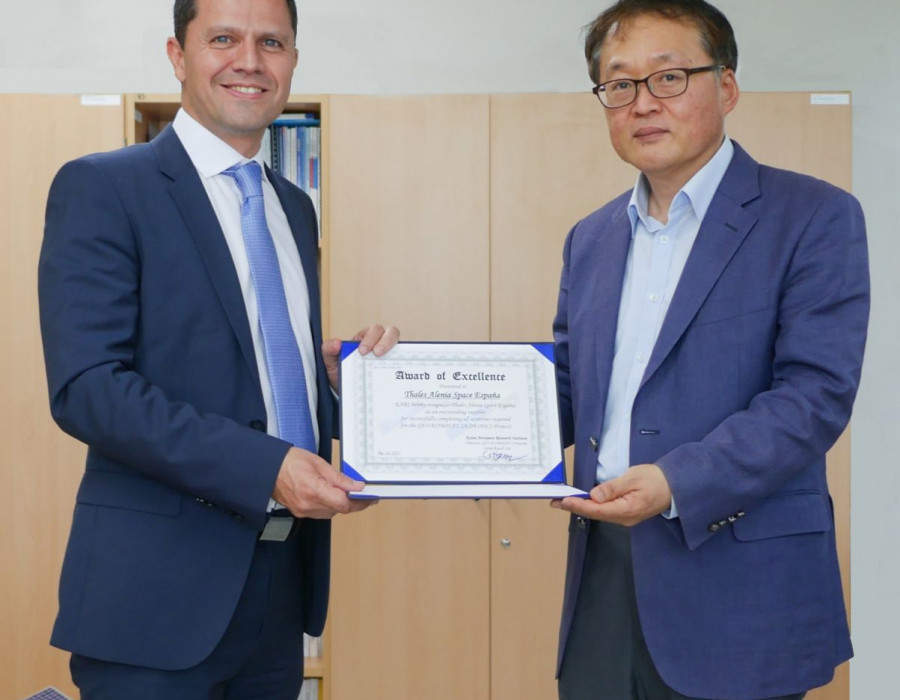 Entrega del Premio a la Excelencia de KARI a Thales Alenia Space Espana