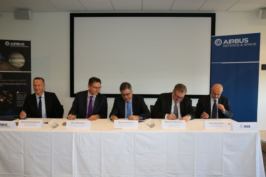 JUICE contract signature in Toulouse on 09122015 Copyright Airbus Defence and Space SAS DMarques 2015