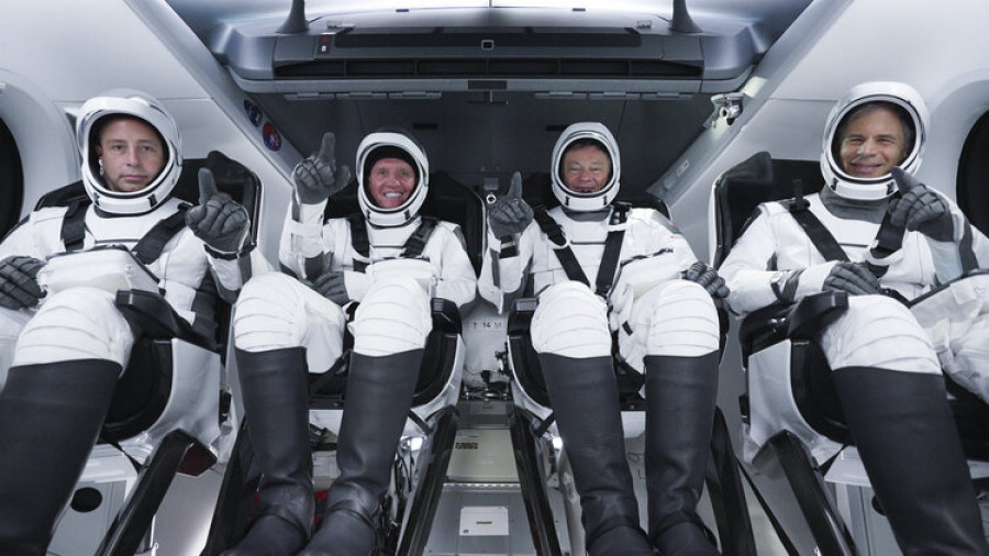 De izquierda a derecha Mark Pathy, Larry Connor, Miguel López-Alegría, y Eytan Stibbe. Fuente SpaceX