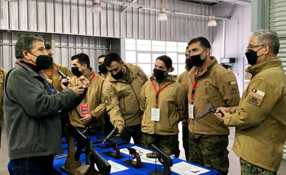 Famae presenta la pistola Volcano-F al Comando de Apoyo a la Fuerza del Ejército de Chile