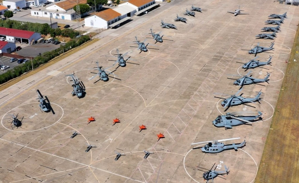 ​La Armada reúne las aeronaves de su Flotilla en la despedida del helicóptero SH3D Sea King