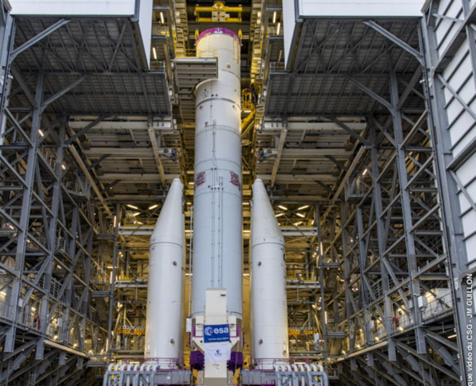 Ariane 6 central core verticalisation 11 July 2022 pillars