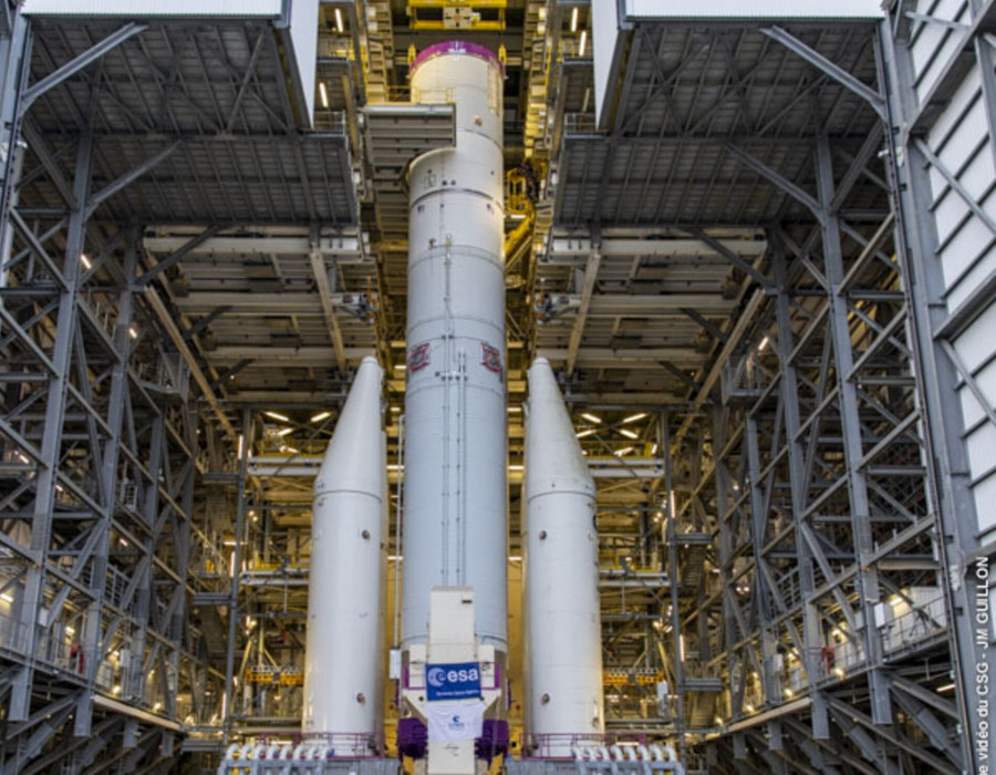 Ariane 6 central core verticalisation 11 July 2022 pillars