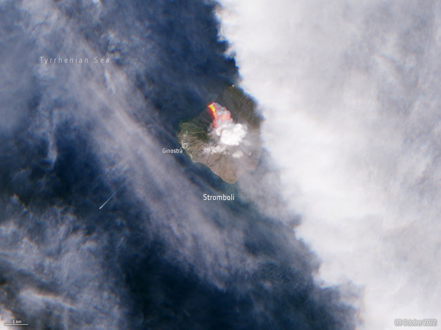 Italy s Stromboli erupts pillars