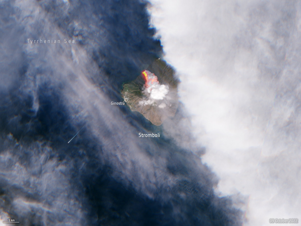 Italy s Stromboli erupts pillars