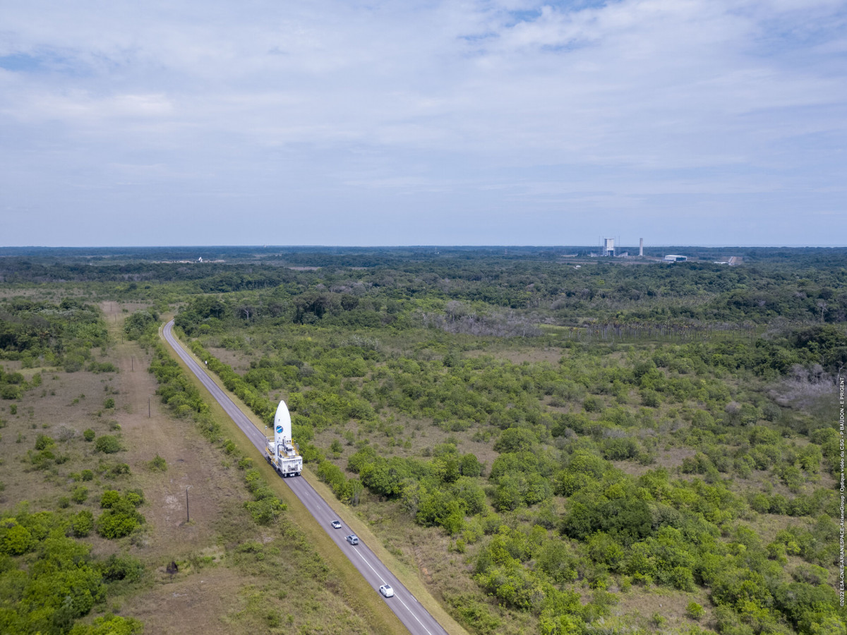 ARIANE 6 upper composite transfer installation pillars