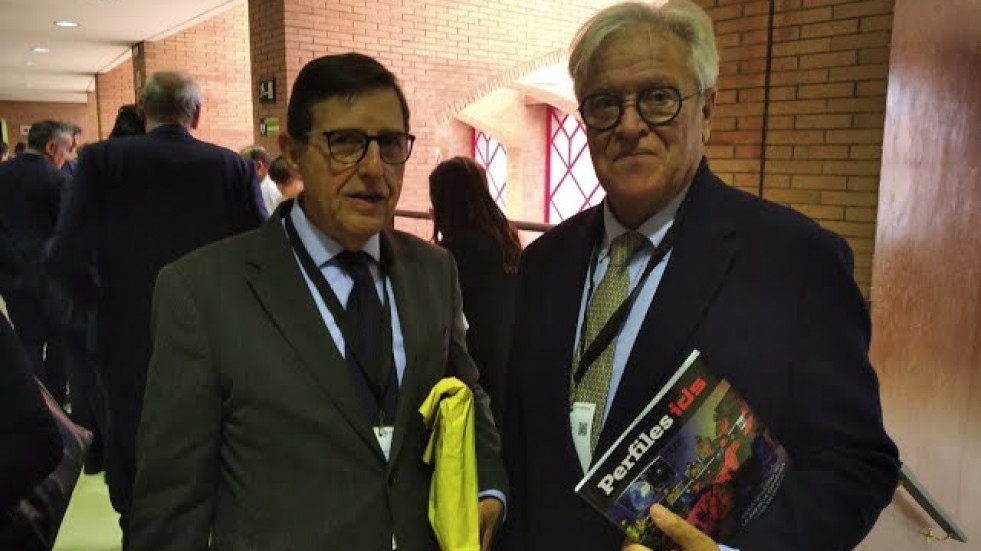 El consejero delegado de IDS entrega el nuevo Perfiles sobre espacio a diversas autoridades