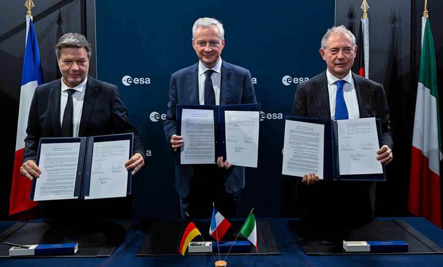 Los ministros de Francia Alemania e Italia durante la firma del acuerdo 231122
