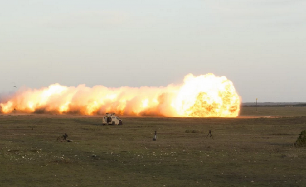 El Ejército adquiere una manguera explosiva ligera para abrir brechas en campos minados