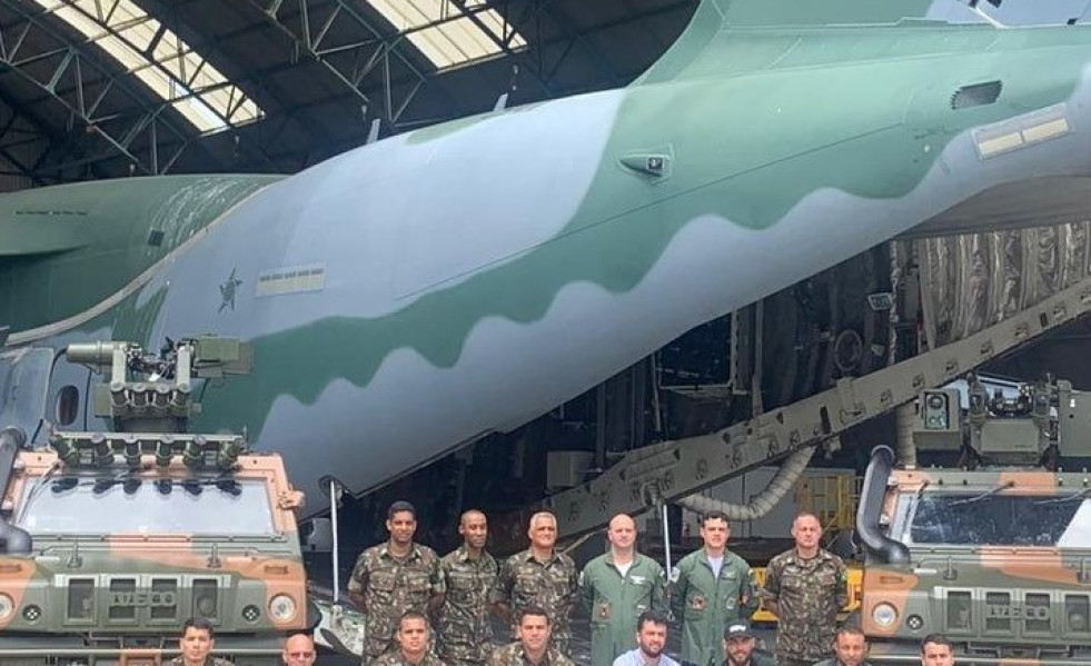 Brasil evalúa la aeronavegabilidad del vehículo LMV 4x4 abordo de un KC-390