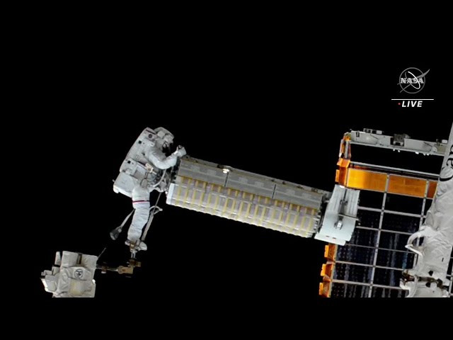 Dos 'caminantes espaciales' instalan un nuevo panel solar en la ISS