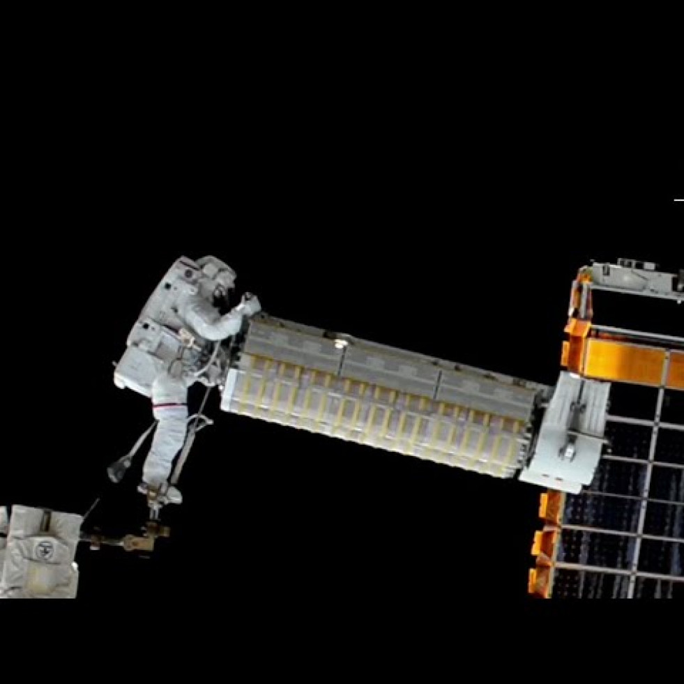 Dos 'caminantes espaciales' instalan un nuevo panel solar en la ISS