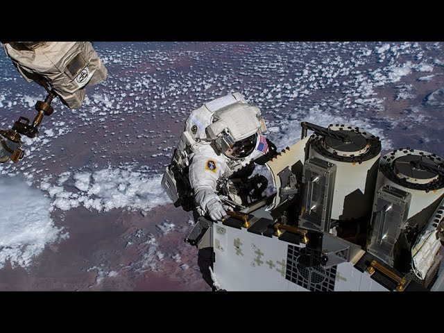 Así fue la caminata espacial de dos astronautas en la ISS para instalar un panel solar