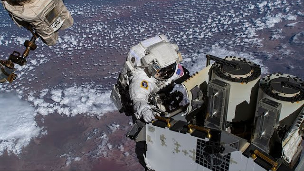 Así fue la caminata espacial de dos astronautas en la ISS para instalar un panel solar