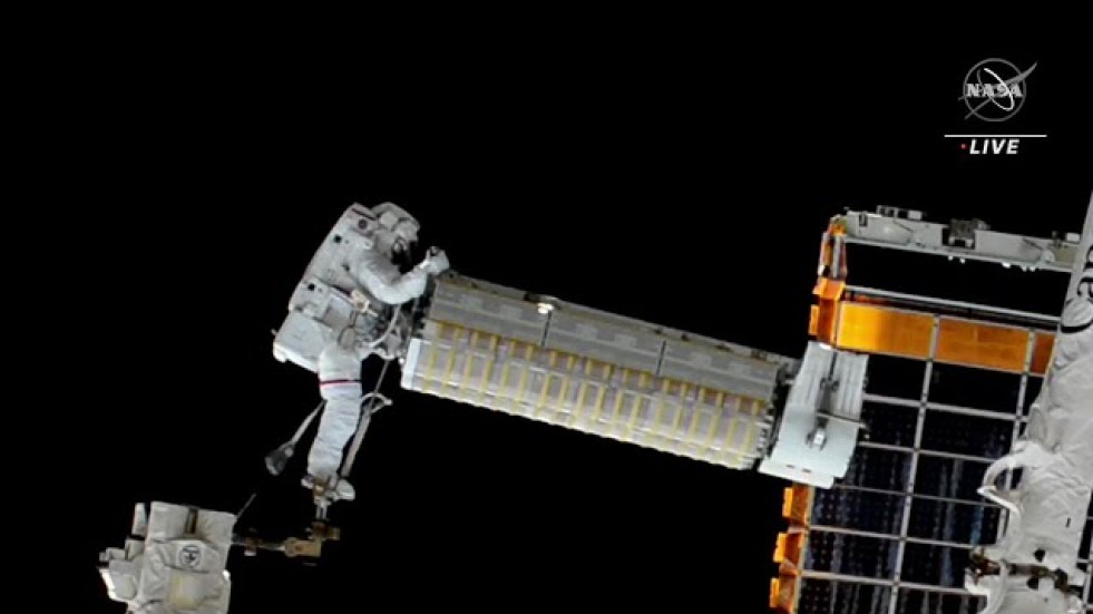 Dos 'caminantes espaciales' instalan un nuevo panel solar en la ISS