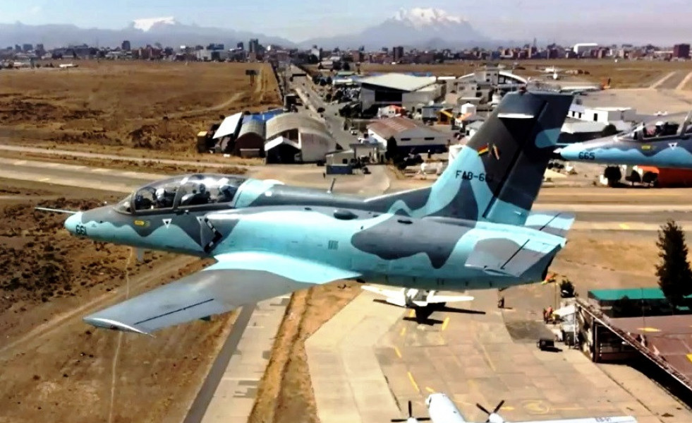 Un avión K-8W de Bolivia se estrella al sufrir un incendio en su motor