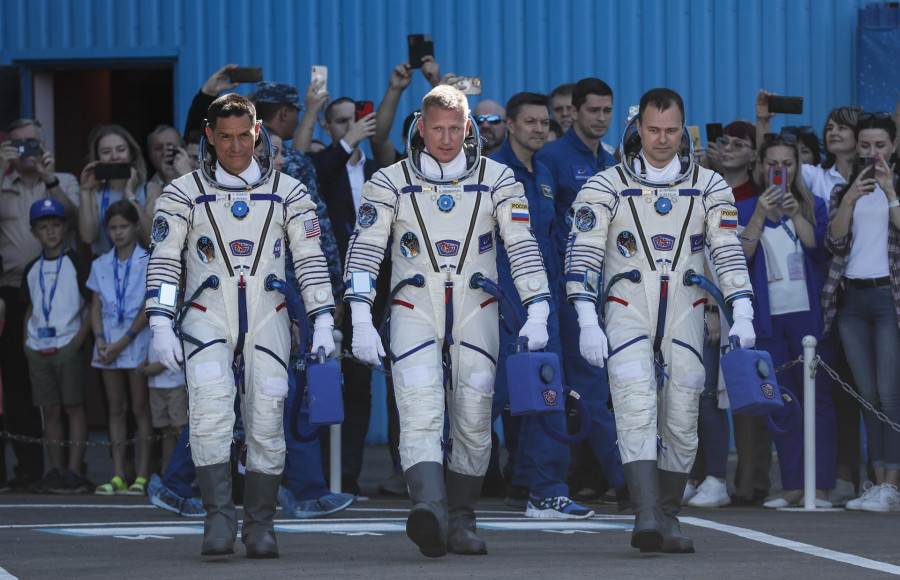 Foto astronauta Frank Rubio (izquierda) junto a los cosmonautas compañeros de misión el día del despegue, el pasado 21 de septiembre
