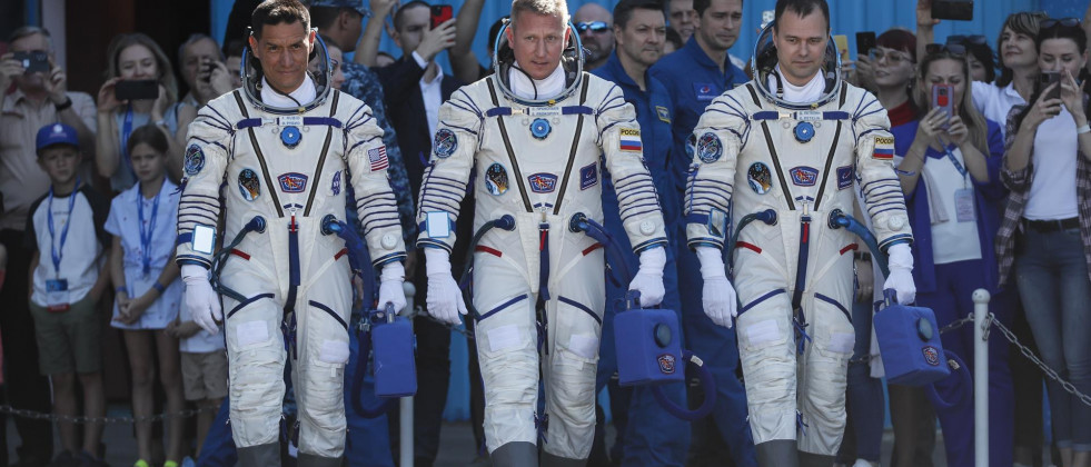 Foto astronauta Frank Rubio (izquierda) junto a los cosmonautas compañeros de misión el día del despegue, el pasado 21 de septiembre