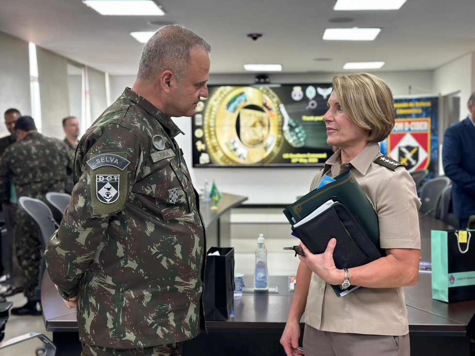 Comandante do US Southern Command visita o Brasil em meio a polêmica envolvendo a China