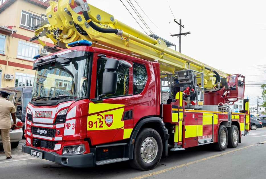 El Servicio de Bomberos de Guyana recibe vehículos para la extinción de incendios y rescate