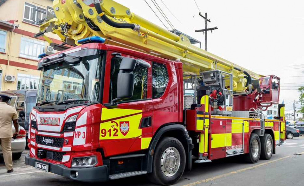 El Servicio de Bomberos de Guyana recibe vehículos para la extinción de incendios y rescate