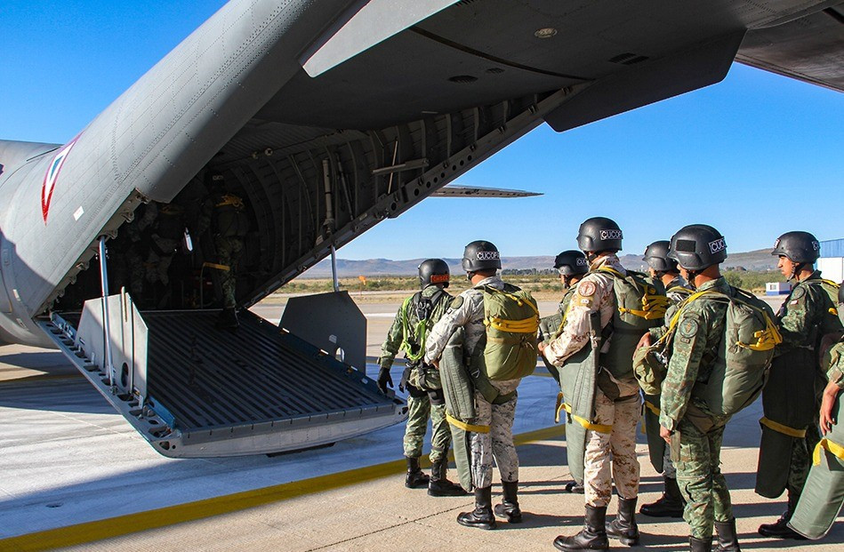 Los cadetes del Heroico Colegio Militar realizan prácticas de paracaidismo