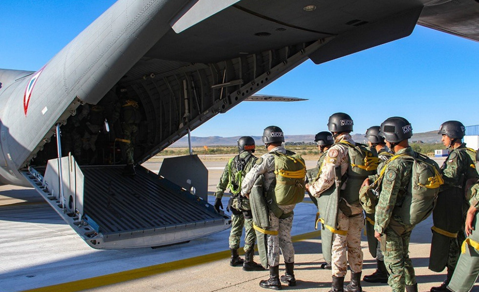 Los cadetes del Heroico Colegio Militar realizan prácticas de paracaidismo