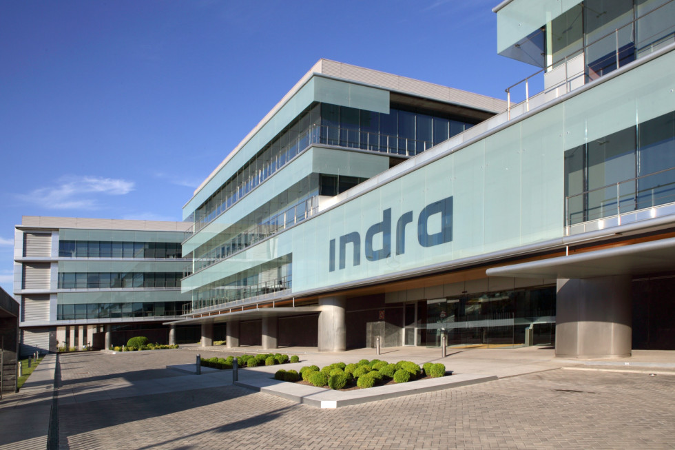 Defensa tira de los ingresos y beneficios de Indra