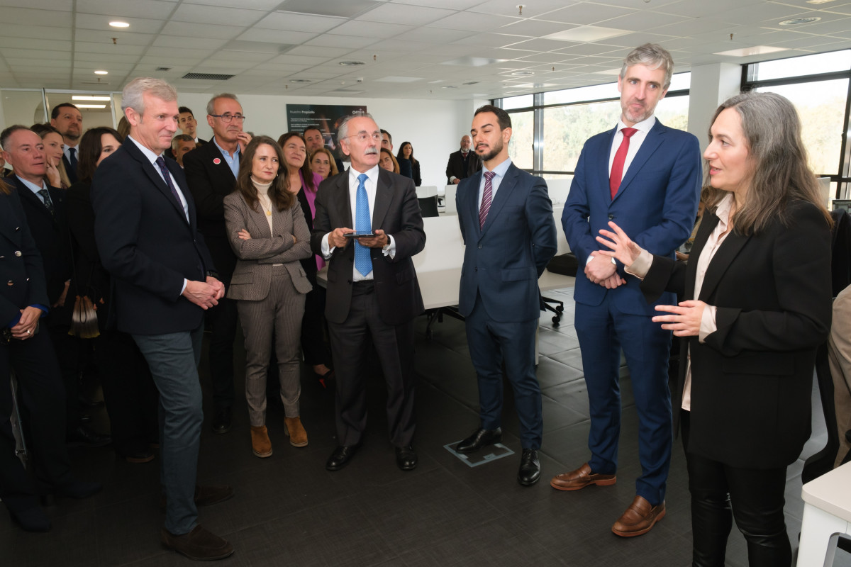 Foto 1. Alfonso Rueda, Luis Furnells y Ana Meju00eda recorren las instalaciones de la nueva sede de Grupo Oesu00eda en Vigo