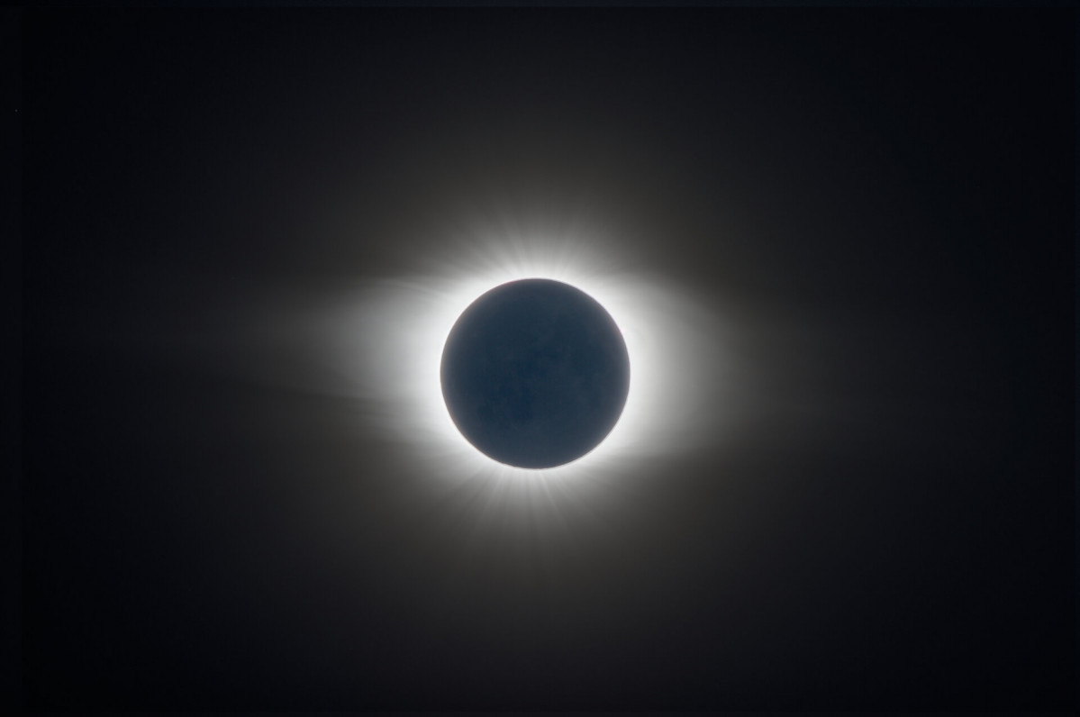 Total solar eclipse pillars