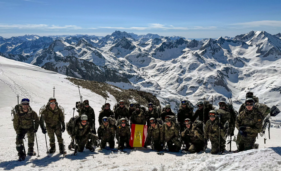 El Ejército de Tierra prueba sus equipos de radio en ascensos simultáneos a cumbres de la península Ibérica