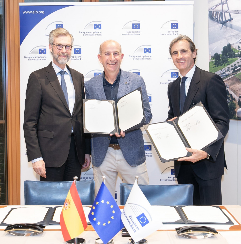 EIB VP Robert de Groot, Sateliot CEO Jaume Sanpera, EIB Director Equity Growth Capital y Project Finance Alessandro Izzo
