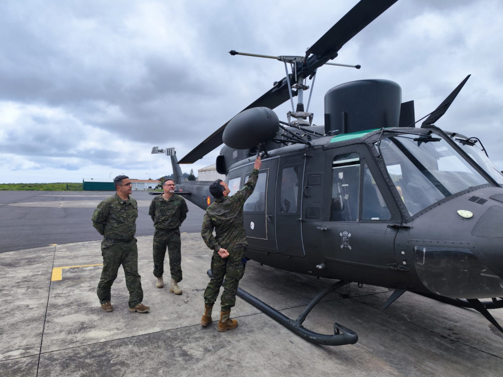 El Ejército de Tierra recibe en Tenerife el primer helicóptero AB-212+ procedente de la Armada