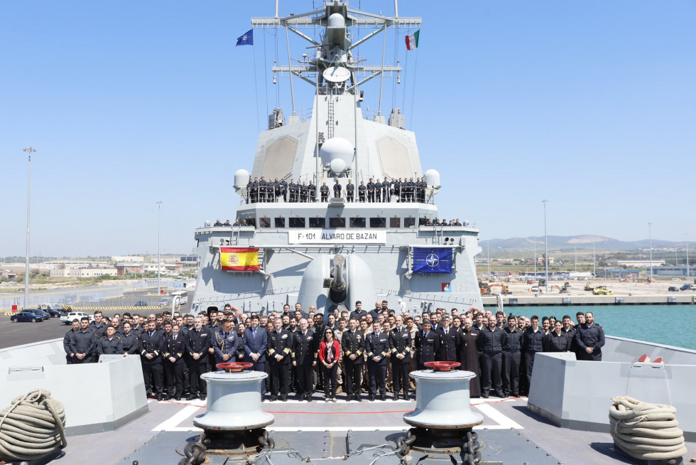 La ministra de Defensa visita en Italia la fragata española Álvaro de Bazán, integrada en una misión de la OTAN