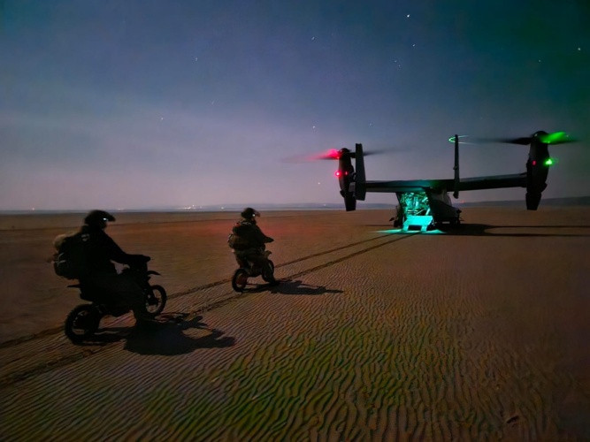 Los boinas verdes del Ejército del Aire español, en moto en un ejercicio de operaciones especiales en Reino Unido