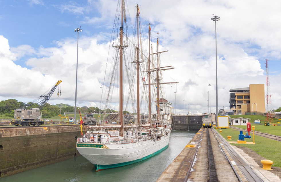 El buque escuela Juan Sebastián de Elcano atraviesa el Canal de Panamá rumbo a Colombia