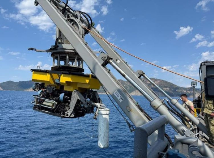 Los buzos de la Armada participan en un ejercicio de rescate de submarinos de la Marina turca