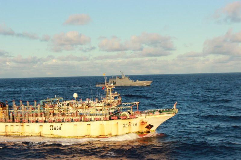 El OPV-82 Toro y un Orion de la Armada de Chile fiscalizan pesqueros chinos en el área de Islas Desventuradas