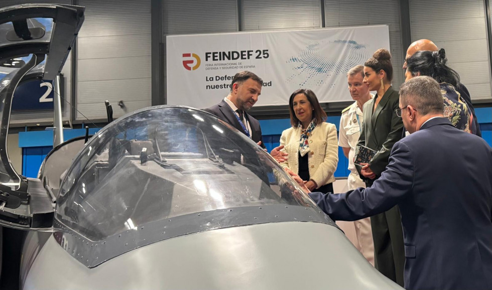 La visita de Robles al caza de entrenamiento turco Hürjet en Feindef refrenda este avión como sustituto del F-5