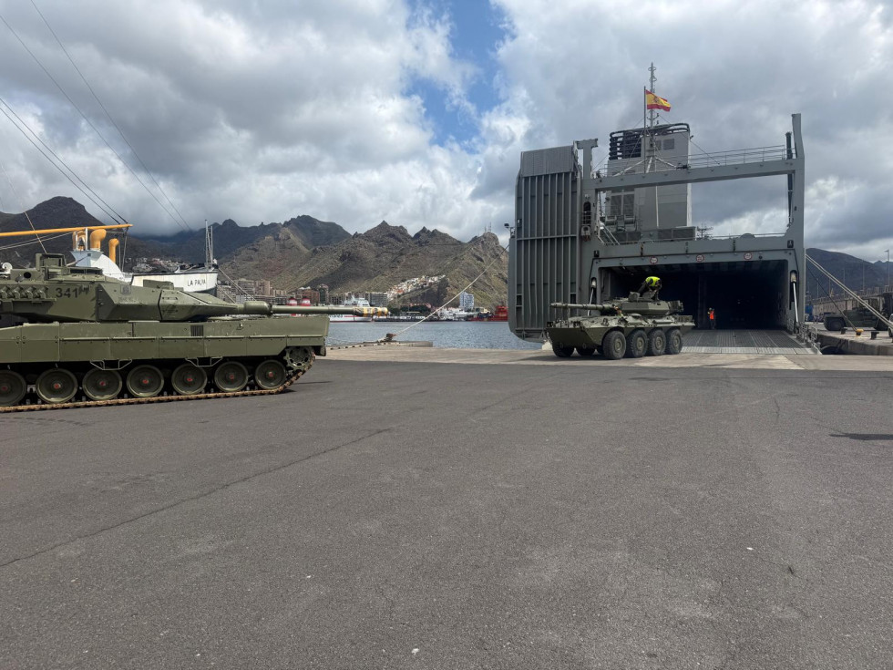 Llegada a Tenerife de los vehículos del Día de las Fuerzas Armadas