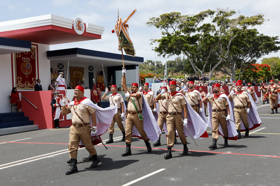 Santa Cruz de Tenerife se vuelca con las Fuerzas Armadas en un desfile multitudinario