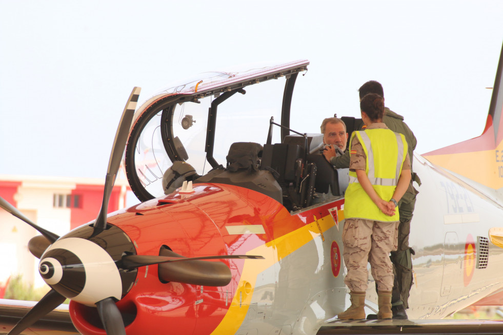 El Rey vuela por primera vez en el PC-21, el avión en el que va a formarse su hija el próximo curso