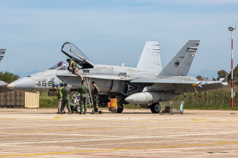 El Ejército del Aire y del Espacio realiza un simulacro de accidente en Canarias con dos F-18 y un avión civil
