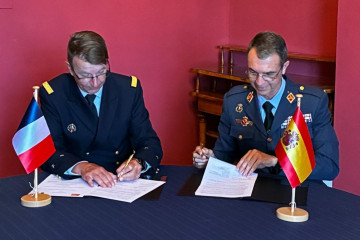Firma del acuerdo entre los ministerios de Defensa de España y Francia