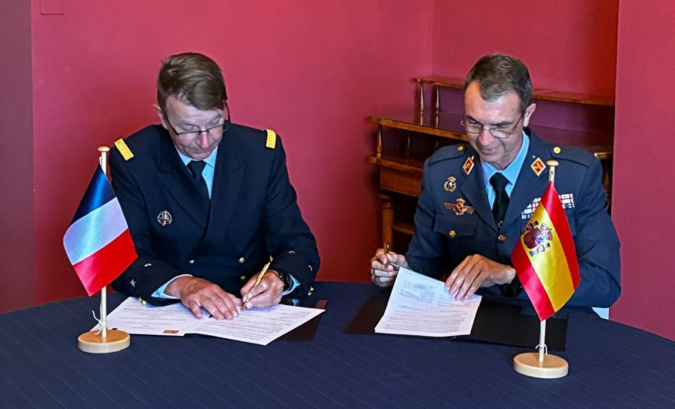 Firma del acuerdo entre los ministerios de Defensa de España y Francia
