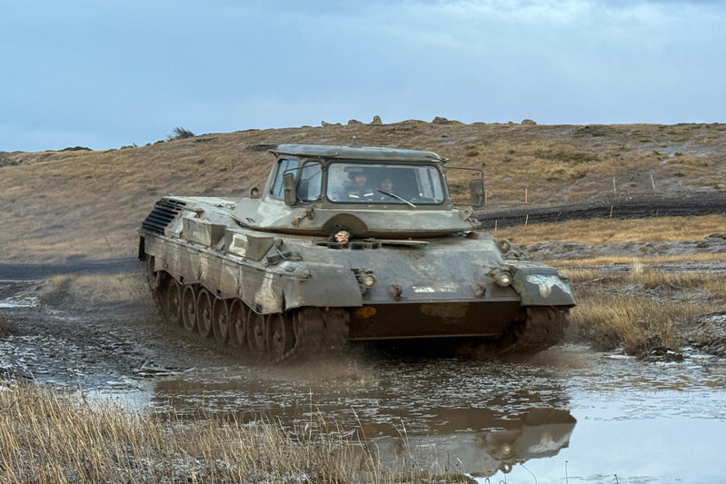 El Ejército de Chile forma a una nueva generación de conductores de tanque Leopard 1V en Magallanes