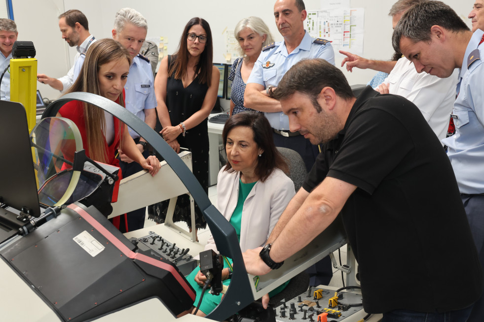 Robles visita las instalaciones del Centro Logístico de Armamento y Experimentación del Ejército del Aire