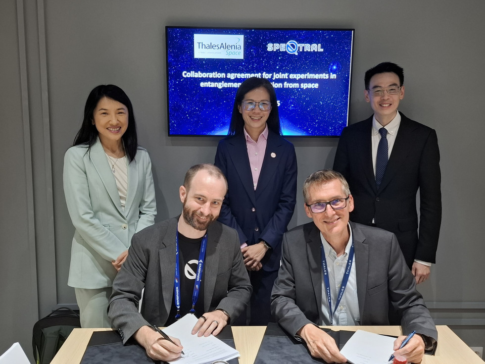 Firma del acuerdo de cooperación entre Thales Alenia Space y SpeQtral
