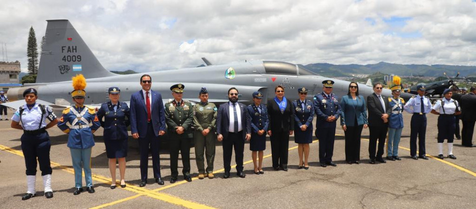 La presidenta de Honduras reconoce la labor de la Fuerza Aérea en la defensa nacional y en emergencias